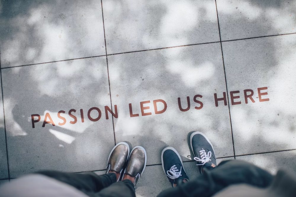 Scritta a terra «Passion led us here»: ci ha portato qui la passione.